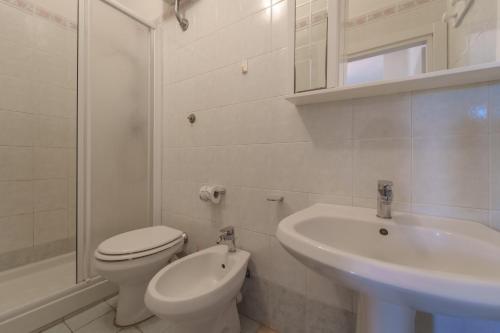 ein weißes Badezimmer mit Toilette und Waschbecken in der Unterkunft Nel cuore di Rio Marina in Rio Marina