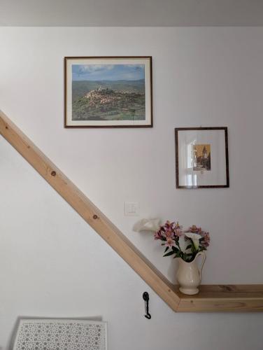a staircase with a vase of flowers on a wall at Studio apartman Bel Vedere in Motovun