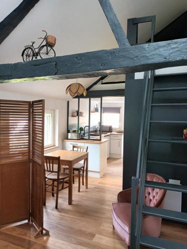 une cuisine et une salle à manger avec une table et une salle à manger dans l'établissement Le 110 Bis, à Amboise