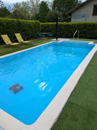 une piscine avec de l'eau bleue dans une cour dans l'établissement lou pitchou prats, à Audon
