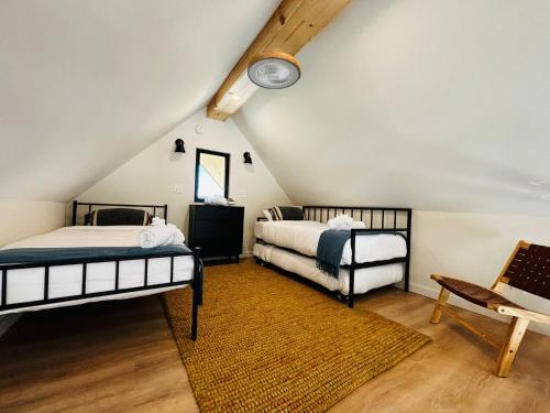 Ένα ή περισσότερα κρεβάτια σε δωμάτιο στο Perfect Perch at Three Suns Cabins