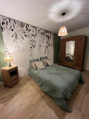 Cama o camas de una habitación en Gîte Ecrin de Verdure Jacuzzi et piscine