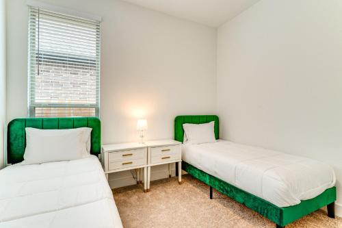 Cama o camas de una habitación en Patio and Pool Access Family Home in Tomball