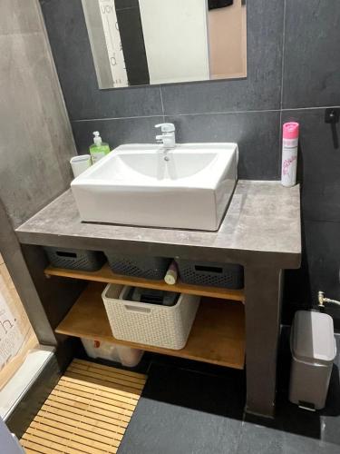 un comptoir de salle de bain avec un lavabo et un miroir dans l'établissement Cap Corse, face à la mer et port paisible, à Macinaggio