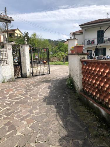 a gate in front of a house with a yard at La Primula Vicinanza 5 Terre in Riccò del Golfo di Spezia