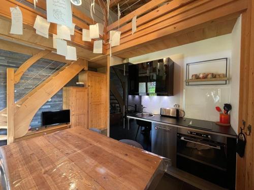 - une cuisine avec une table en bois dans une chambre dans l'établissement Appartement duplex cosy pour 4 pers. à Crest-Voland, proche commerces et remontées mécaniques - FR-1-733-41, à Crest-Voland