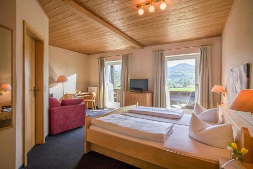 Postel nebo postele na pokoji v ubytování Alpenhof Landhotel Restaurant