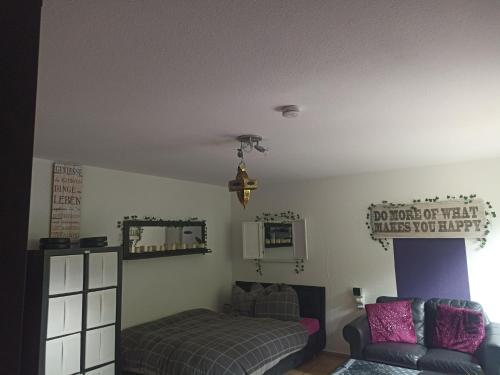 Ένα ή περισσότερα κρεβάτια σε δωμάτιο στο Phils cozy apartment bed and breakfast self check in near Airport