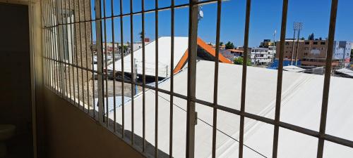 Blick aus einem Käfig auf ein im Bau befindliches Gebäude in der Unterkunft Apartamento 20m Parque do Povo in Campina Grande