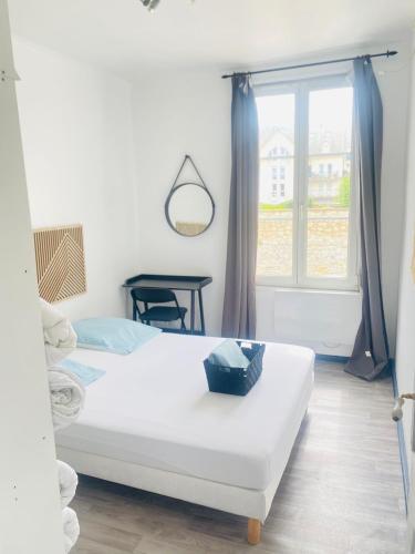 une chambre avec un lit blanc et une fenêtre dans l'établissement Maison Individuelle Tout Confort Terrasse Extérieur Proche Parc Asterix, Aéroport Roissy CDG, Paris, Disney, Château de Chantilly, à La Chapelle-en-Serval