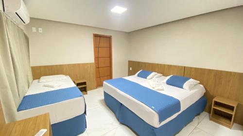 a bedroom with two beds in a room at HOTEL BARLOS ADUANA in Uruguaiana
