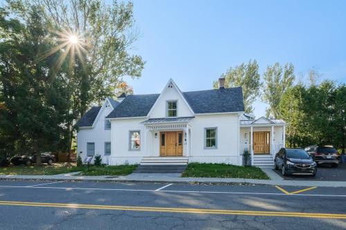 ブロモンにあるMaison ancestrale complètement rénovée 4 chambresの車寄せの白い家