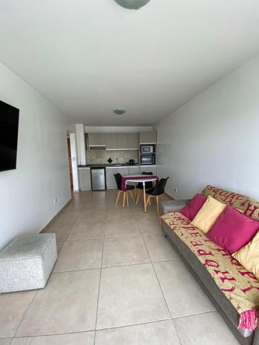 una sala de estar con un sofá y una mesa en Loft céntrico y moderno con vista al lago, en San Carlos de Bariloche