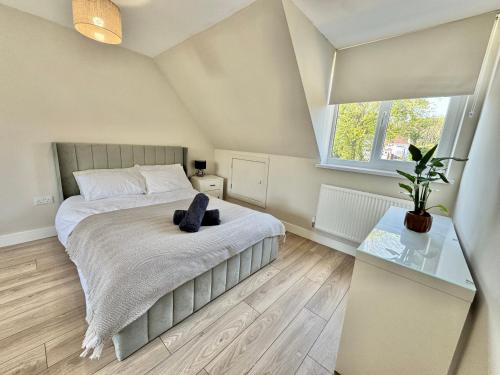 Ένα ή περισσότερα κρεβάτια σε δωμάτιο στο Modern Retreat in Mumbles - Disabled Access!