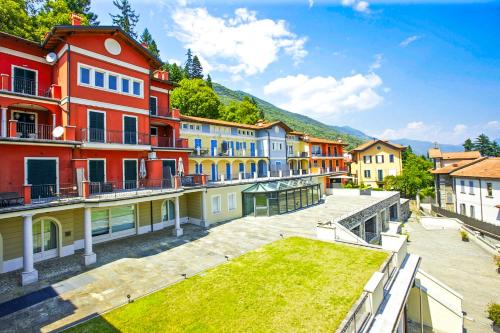 eine Reihe bunter Gebäude in einer Stadt in der Unterkunft Antiche Cure di Ghiffa in Ghiffa