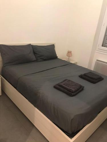 - un lit avec 2 serviettes dans une chambre dans l'établissement Appart Le Carré D'Or, à Nice