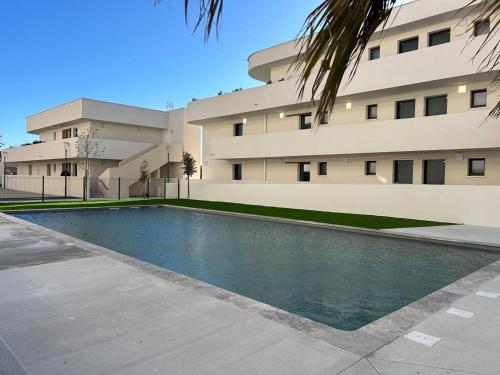 une piscine devant un immeuble dans l'établissement Naïa Lab, à Sérignan