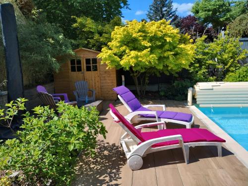 a group of chairs sitting next to a pool at Charmants studios "Le Nid de Lou" et "Le Cocon de Théo" à Rosheim in Rosheim