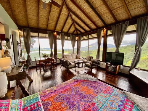 Μια τηλεόραση ή/και κέντρο ψυχαγωγίας στο Birdsong Villa, Romantic Suite W- Jacuzzi