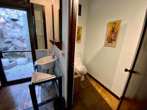 Ένα μπάνιο στο Birdsong Villa, Romantic Suite W- Jacuzzi