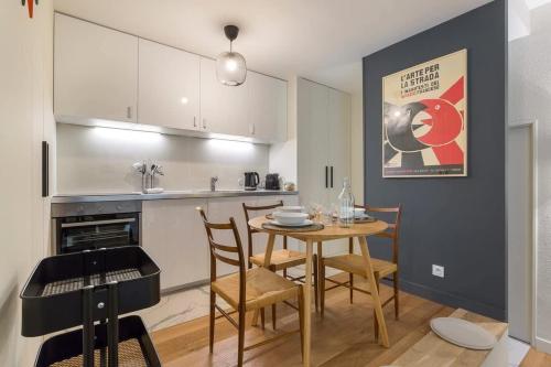 une cuisine et une salle à manger avec une table et un piano dans l'établissement Arbre sec - Furnished apartment - Downtown Lyon, à Lyon