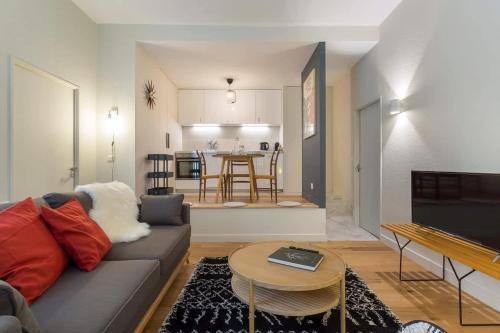 un salon avec un canapé et une table dans l'établissement Arbre sec - Furnished apartment - Downtown Lyon, à Lyon
