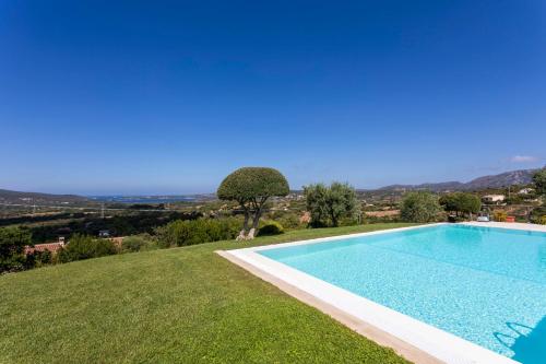 Πισίνα στο ή κοντά στο VILLA ALBA Esclusiva Villa con Piscina a Sfioro e Vista Mozzafiato sul Mare