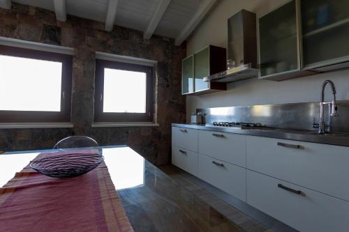 Η κουζίνα ή μικρή κουζίνα στο VILLA ALBA Esclusiva Villa con Piscina a Sfioro e Vista Mozzafiato sul Mare