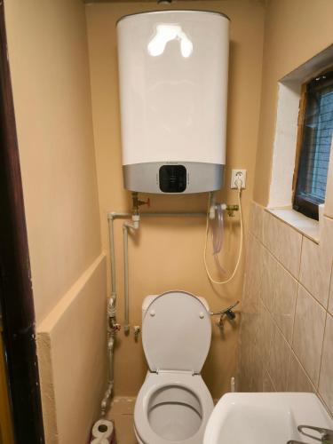 Baño con aseo con una luz sobre él en Chata Na Kačce, en Borowa