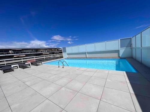 une piscine sur le toit d'un immeuble dans l'établissement Villa d'Este - Studio 2 people - pool - 2 min to beach, à Antibes