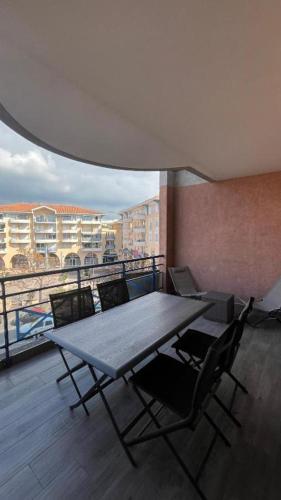 Port Fréjus, Terrasse, wifi, clim, plage à 5'