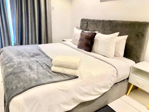 En eller flere senge i et værelse på One Bed Apartment