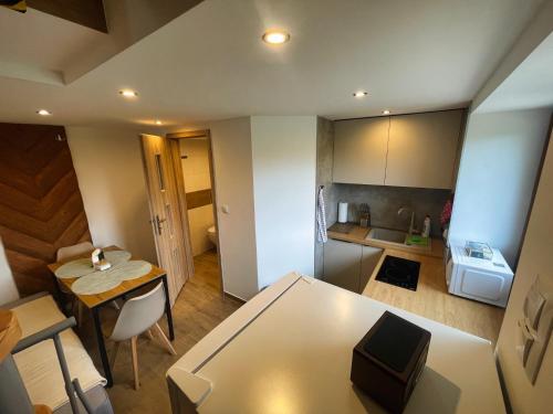 Apartamenty QUER SPA Jacuzzi i Sauna في Bańska Niżna: غرفة صغيرة مع طاولة ومطبخ