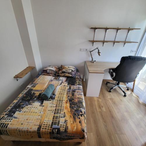 une chambre avec un lit, un bureau et une chaise dans l'établissement T5 Lumineux métro à 1min, à Rennes