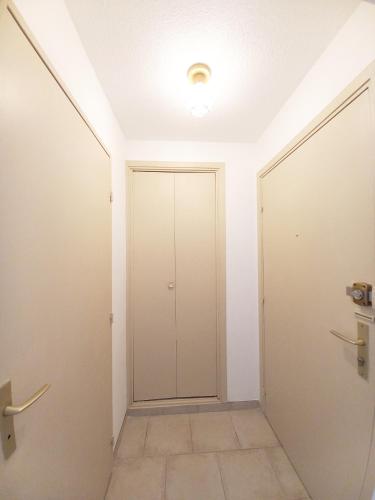 un couloir vide avec une porte dans une chambre dans l'établissement Studio Cosy Fréjus Plage - Clim, WIFI & Parking, à Fréjus
