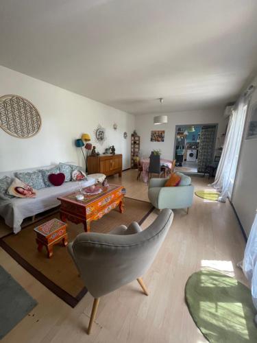 un salon avec un canapé et une table dans l'établissement Shanti House Luberon, à Cheval-Blanc