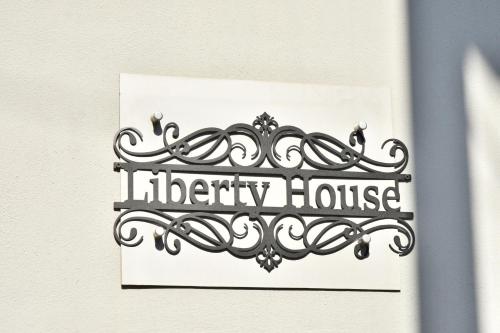 a sign for a kitchen house on a wall at Liberty House in Turbigo