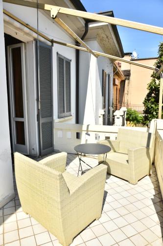 a patio with chairs and a table on a patio at Liberty House in Turbigo