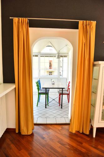 a dining room with a table and chairs at Liberty House in Turbigo