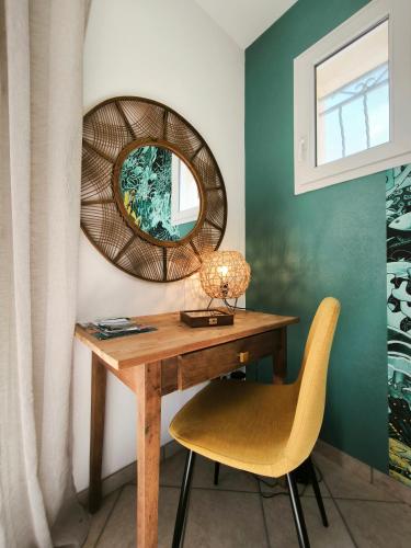- un bureau en bois avec un miroir et une chaise dans l'établissement Beau-Rivage, Villa 6 personnes, plage à 200m, à Saint-Michel-Chef-Chef