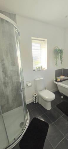 Ένα μπάνιο στο Luxury 3-Bed w- garden & game Room 5 mins from Chester