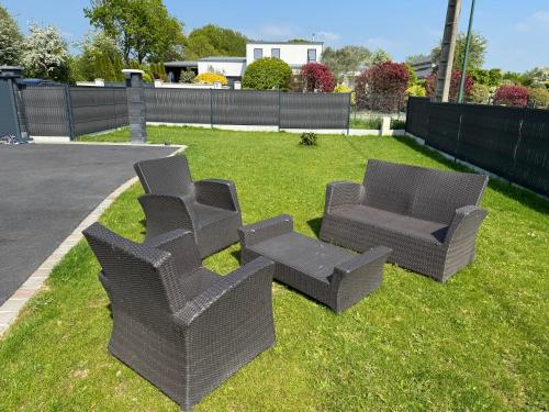 2 chaises et un canapé assis sur l'herbe dans l'établissement Maison, à Longueville