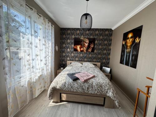 une chambre avec un lit et une grande fenêtre dans l'établissement Maison, à Longueville