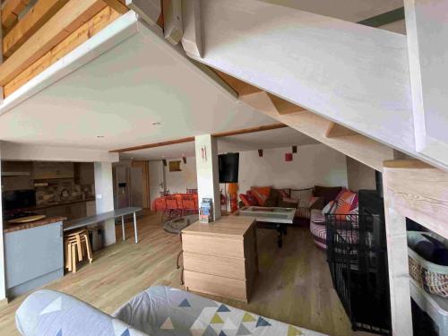 Il comprend un salon et une cuisine avec une mezzanine. dans l'établissement La Grange de Melaual, à Soulages-Bonneval
