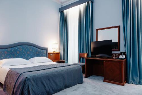 a hotel room with a bed and a television at Hotel Due Palme in Mergozzo