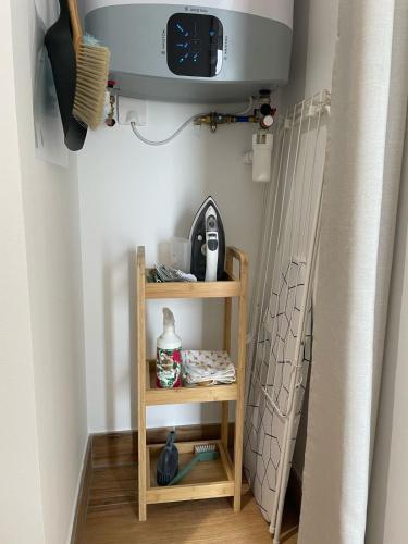 a room with a shelf with a hair dryer at Casinha de Roliça in Roliça