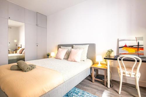 Appartement Place Monge 3 Guests في باريس: غرفة نوم بها سرير ومكتب وكرسي