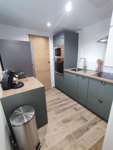 une cuisine avec un évier et un plan de travail dans l'établissement Gîte à la campagne, à Fiquefleur-Équainville