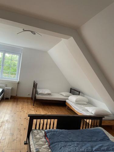 Cette chambre mansardée comprend 2 lits. dans l'établissement Maison à Lilia, à Plouguerneau