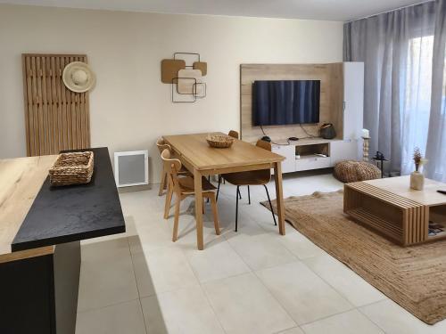 Il comprend une cuisine et un salon avec une table. dans l'établissement Sunflower Cavalaire - Wifi - Clim - Parking, à Cavalaire-sur-Mer